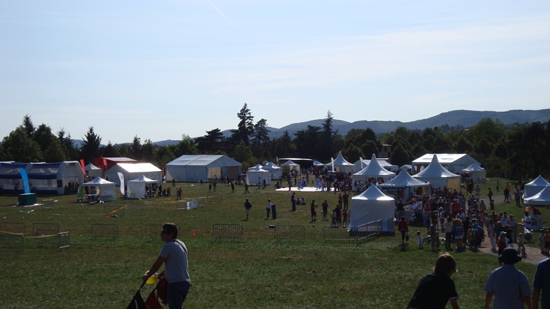 Village de tentes et structures CTS lors d’un événement en extérieur