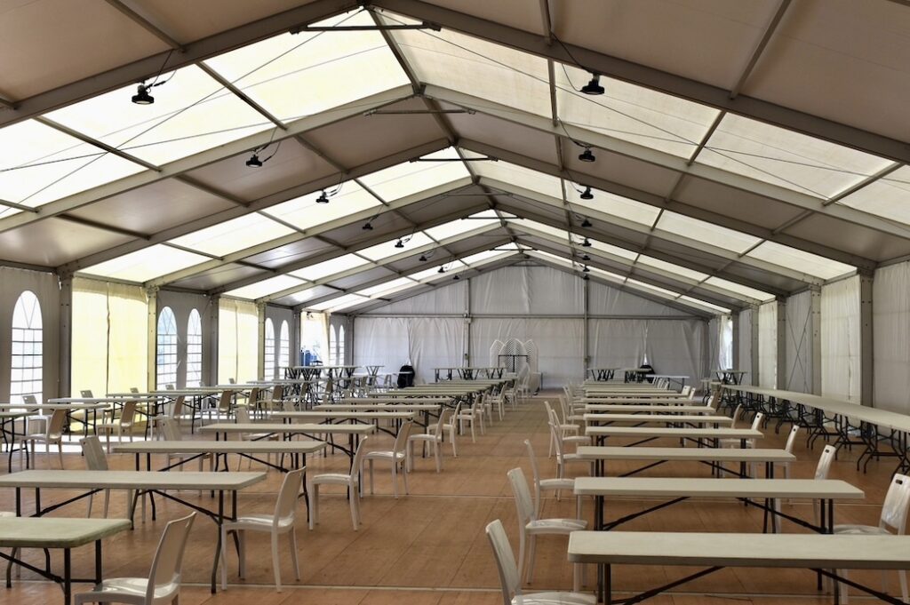 Circulations intérieures entre les tables d'un chapiteau recevant du public conformément à l'article CTS 11.