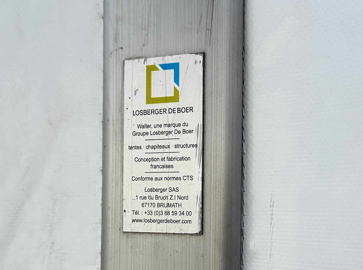 Plaque d’identification fabricant (Losberger) d’une structure CTS utilisée pour l’établissement de l’attestation de conformité
