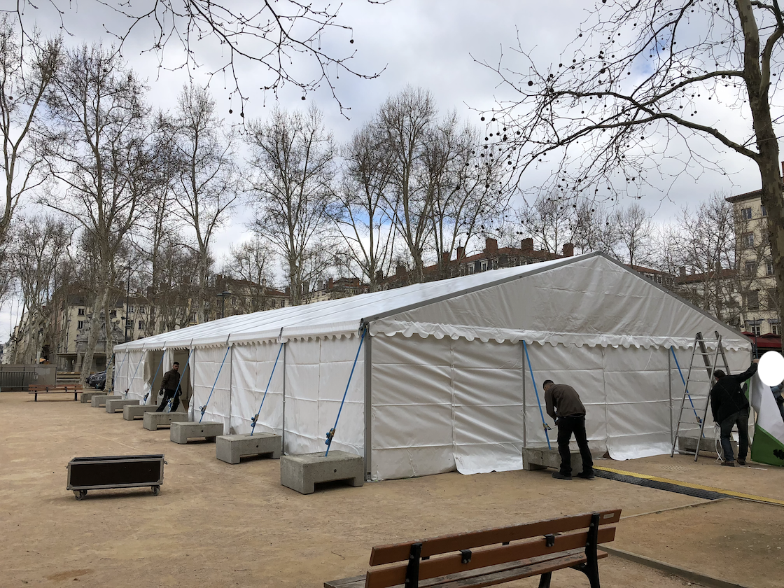 Chapiteau CTS avec blocs béton de lestage pour assurer la stabilité de la structure