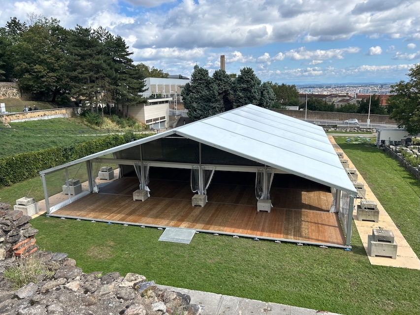 Chapiteau équipé de blocs de lestage lors du contrôle de son liaisonnement au sol