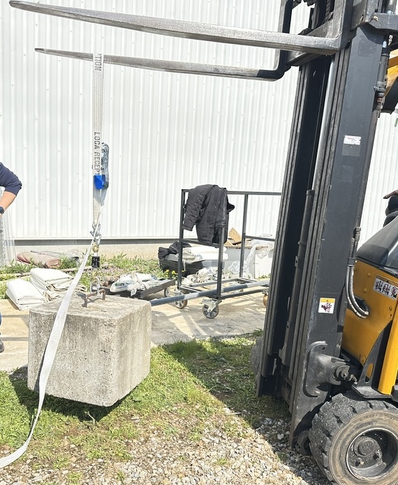 Essai de traction avec dynamomètre et chariot élévateur